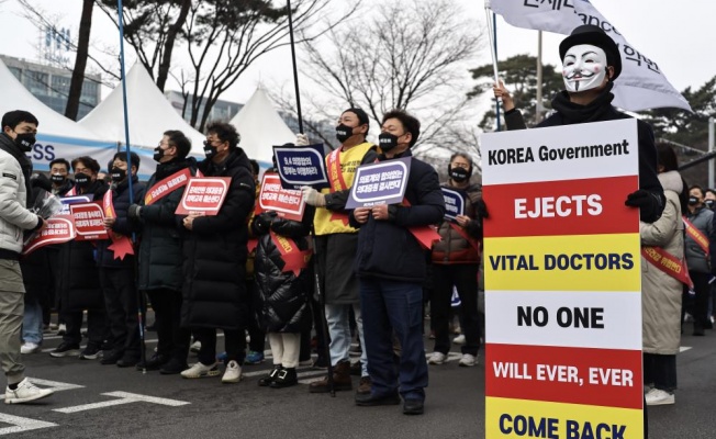 Güney Kore, greve giden yaklaşık 7 bin doktora yaptırım için harekete geçti
