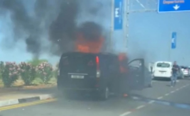 Ercan Havaalanı yolunda  araç yandı!