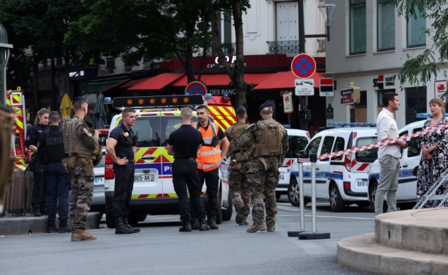 Paris’te bir araç kafeye daldı: 1 ölü